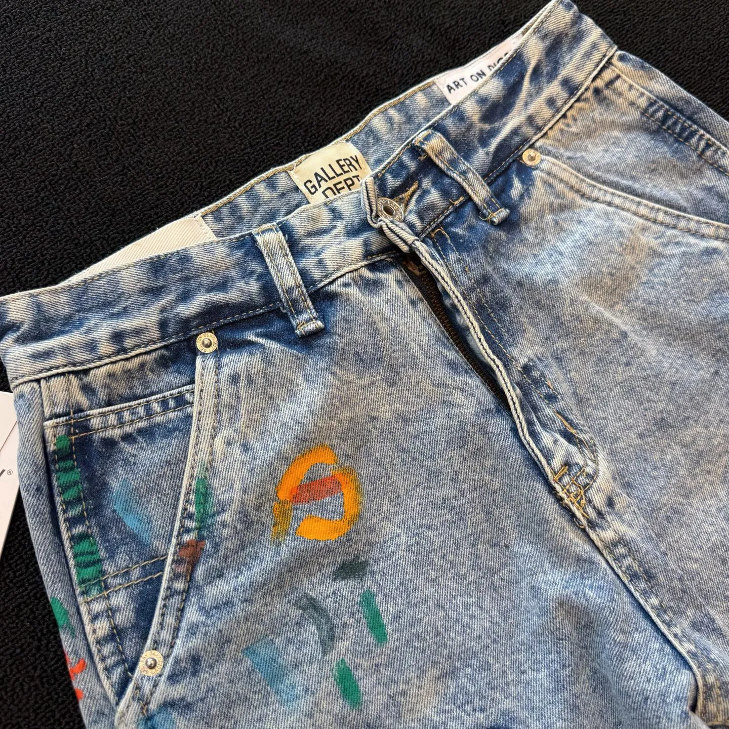 P230 model number: D401 GALLERY DEPT micro-flared distressed distressed jeans, three-dimensional version, loose and comfortable, not picky about body shape, factory precision, original factory quality control, same style for men and women, can be matched with couples, versatile recommendation, must-have denim for all seasons, made of heavy-duty washed pure cotton denim fabric. After washing, it is soft and thick, very stylish when worn. Size: 28, 30, 32, 34, 36 (S-XXL) Color: Splicing Size reference # 28 pants length 100 waist 72 30 pants length 102 waist 76 32 pants length 104 waist 80 34 pants length 106 waist 84 36 pants length 108 waist 88